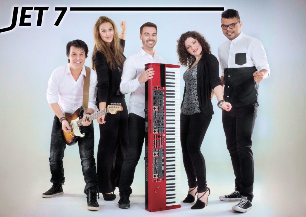 Toute l'équipe du groupe de musique Jet 7 !